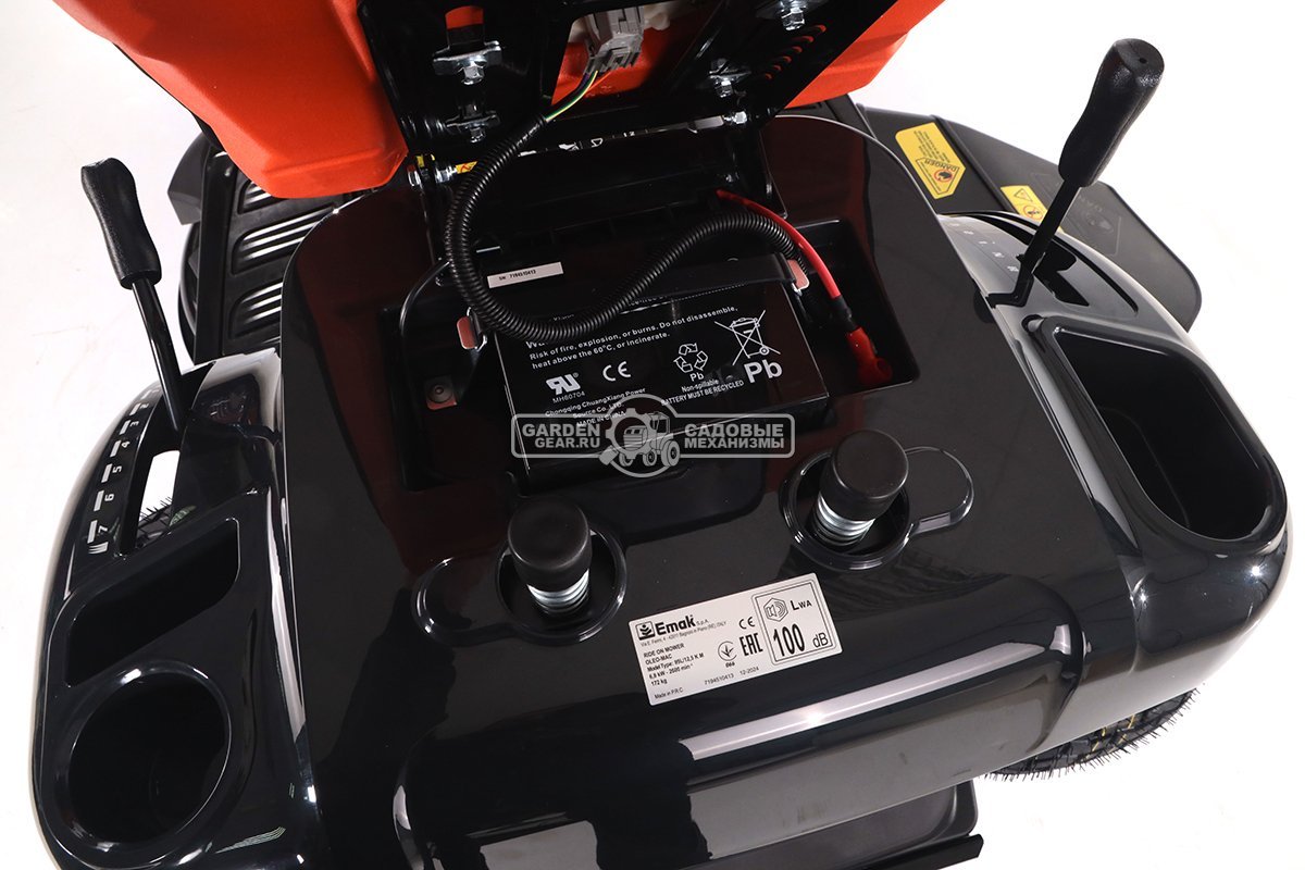 Садовый трактор Oleo-Mac OM 99L/12,5 K M (PRC, Emak K 1250 AVD, 413 см3, 98 см., боковой выброс, механика, 169 кг.)