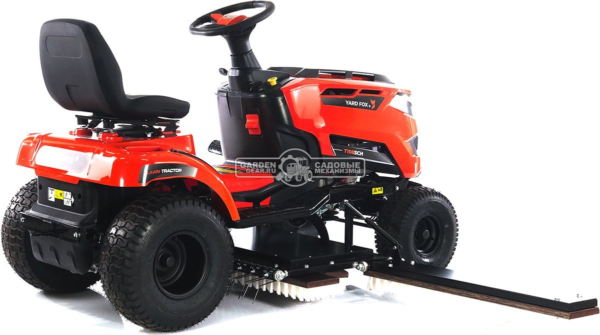 Трактор для футбольного поля Yard Fox 108 TOSS Sport с щёткой для ухода за искусственным газоном