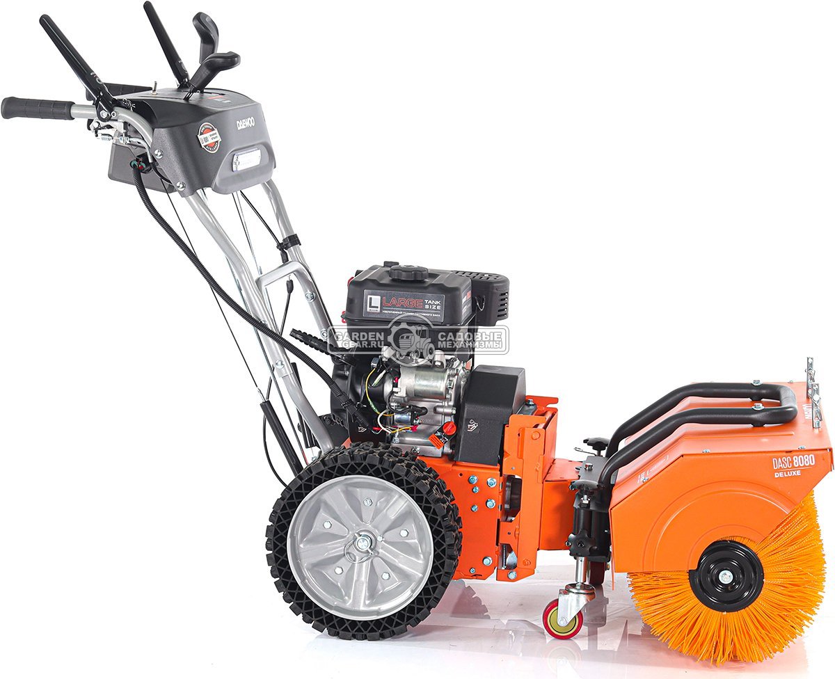 Подметальная машина Daewoo DASC 8080 (PRC, Daewoo 220 куб.см., запуск от аккумулятора 21В, фара, скорости 5/2, шир. 80 см., диам.35 см., 77,5 кг.)