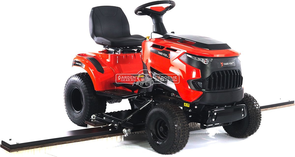 Трактор для футбольного поля Yard Fox 108 TOSS Sport с щёткой для ухода за искусственным газоном