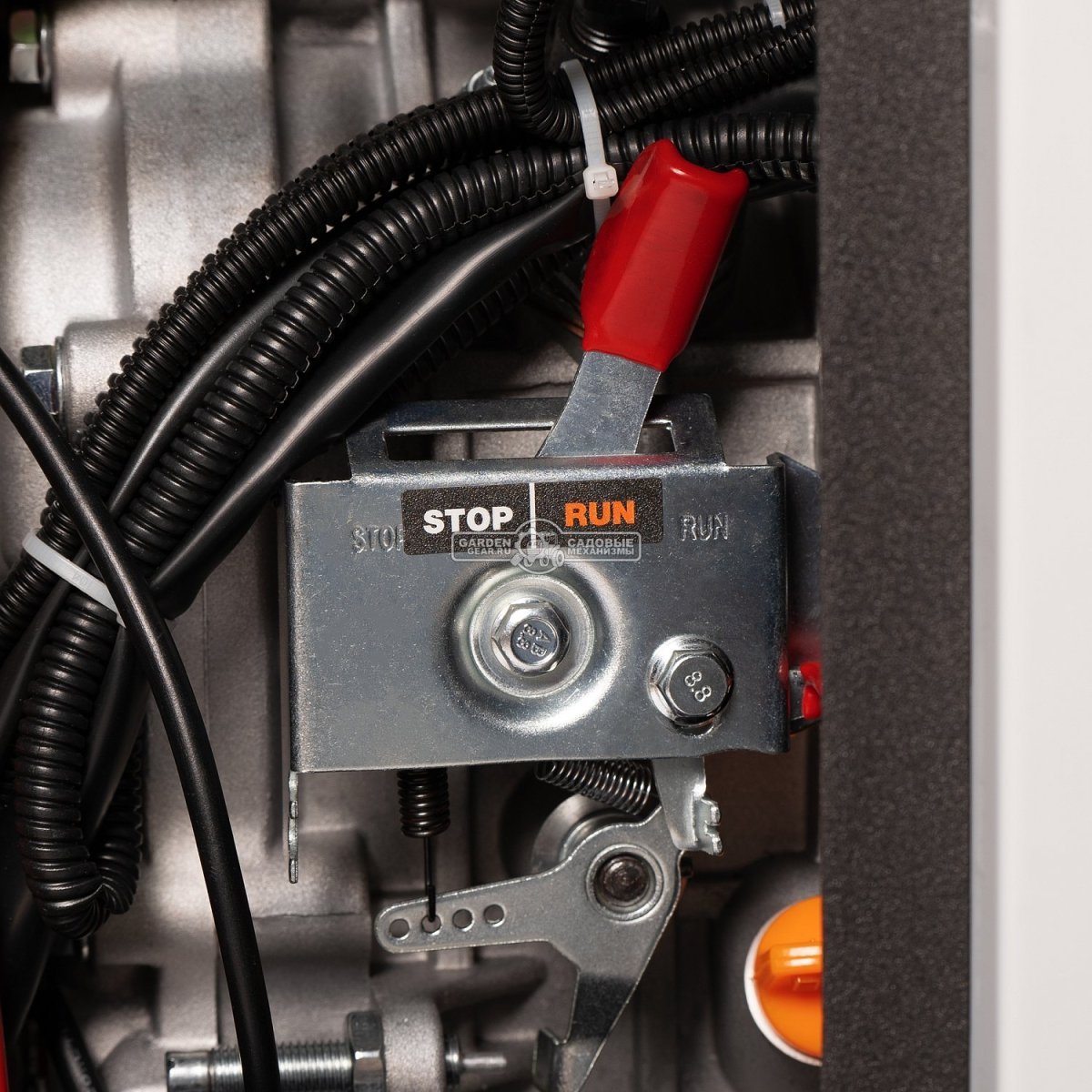 Дизельный генератор Daewoo DDAE 10000SE 2024 в шумозащитном кожухе (PRC, 531 см3, 14 л.с., 7.2/8.0 кВт, электростарт, колеса, ATS, 16 л, 160 кг)