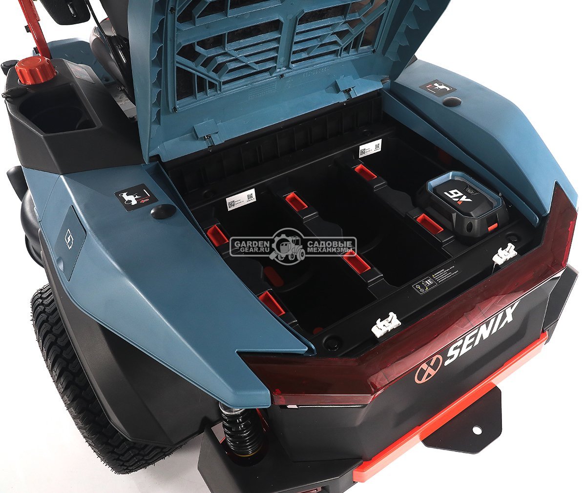 Садовый райдер Senix ZTRX6-M-EU аккумуляторный с 4 АКБ 12 А/ч и ЗУ с нулевым радиусом разворота (PRC, BL 60В, 107 см, 6 слотов для АКБ, LED, 200 кг)
