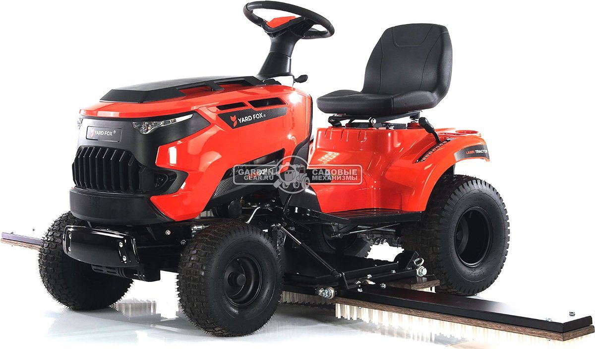 Трактор для футбольного поля Yard Fox 108 TOSS Sport с щёткой для ухода за искусственным газоном