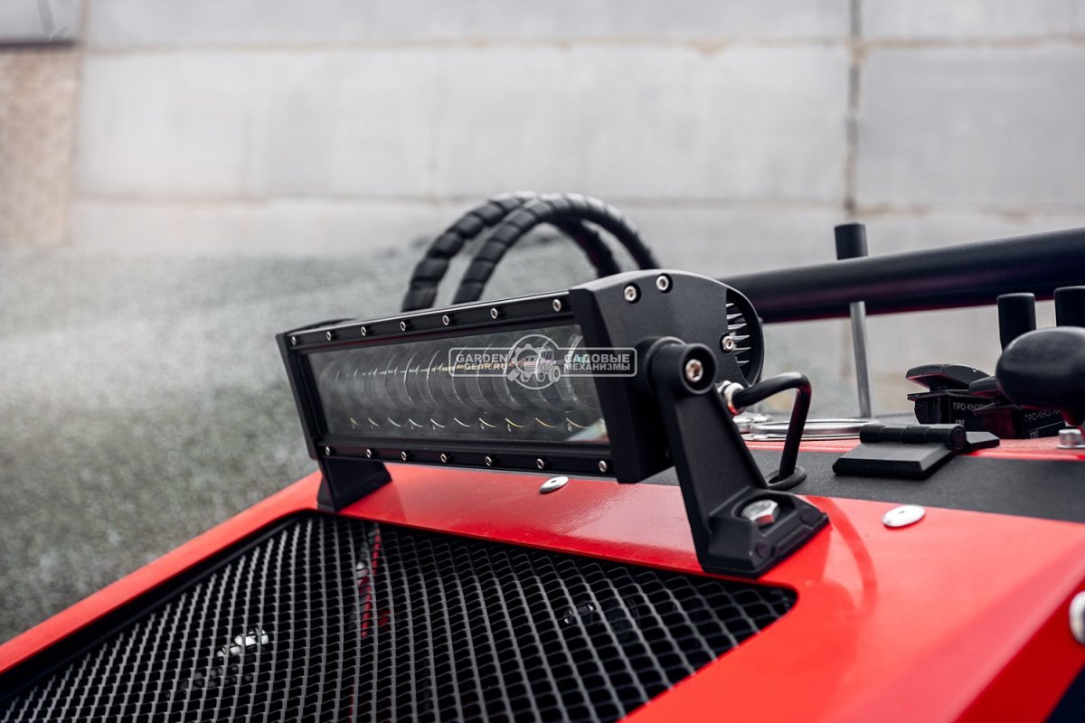 Мини-погрузчик колесный RED RBL-04 с платформой оператора Lifan 35 л.с., грузоподъемность до 700 кг., ковш 300 л., 1200 кг.