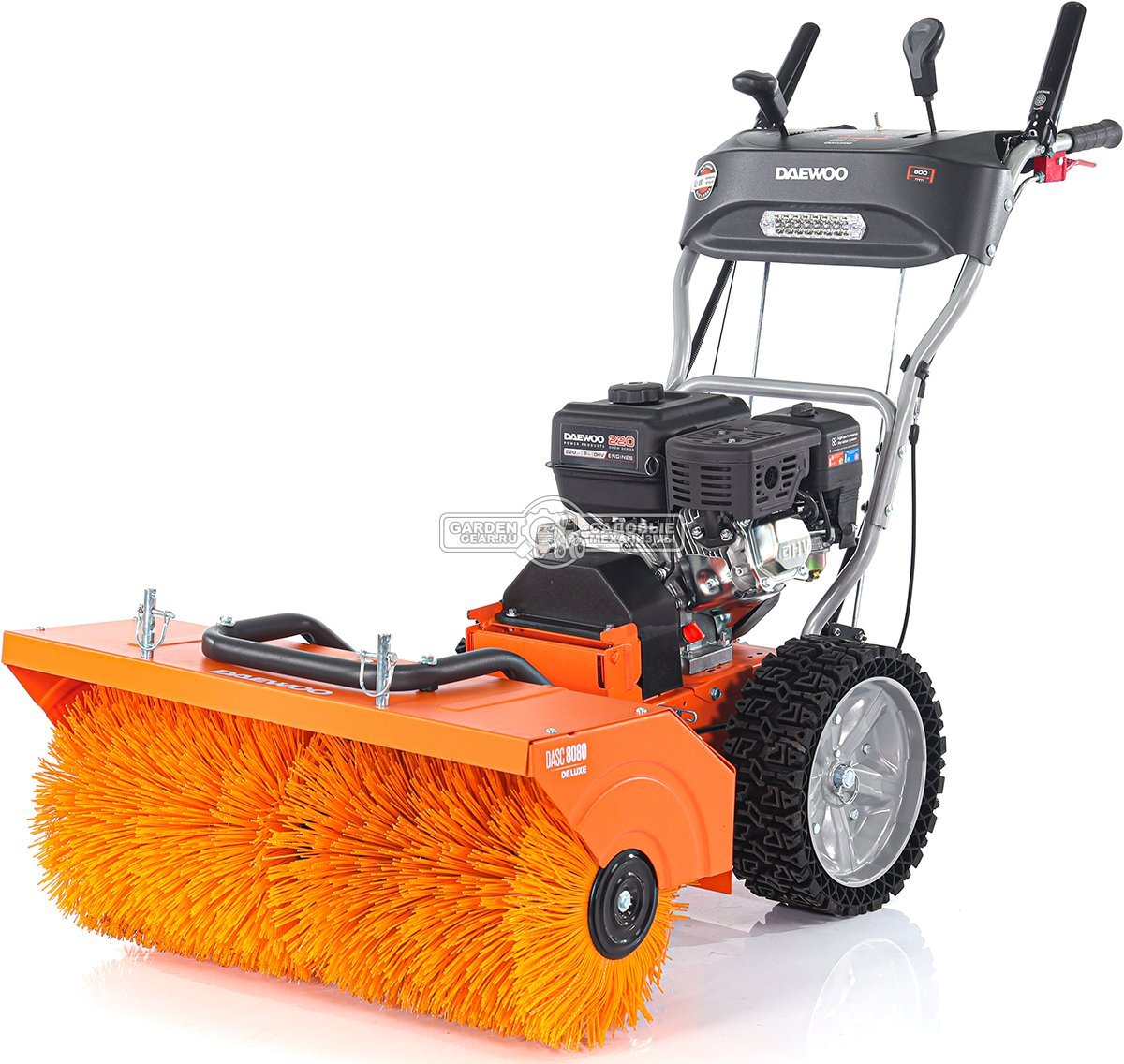 Подметальная машина Daewoo DASC 8080 (PRC, Daewoo 220 куб.см., запуск от аккумулятора 21В, фара, скорости 5/2, шир. 80 см., диам.35 см., 77,5 кг.)