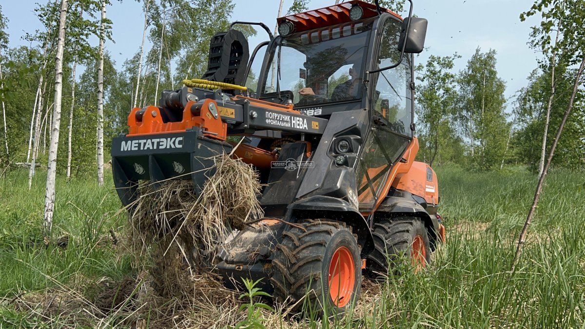 Фронтальный погрузчик Нева с кабиной (RUS, ММЗ-3LDT, 42 л.с., 60 л/мин, грузоподъемность 1200 кг, 2100 кг)