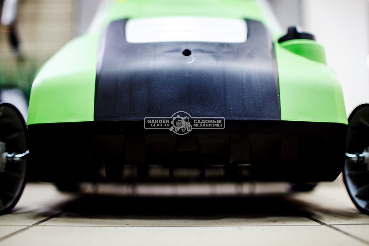 Вертикуттер - аэратор электрический Viking LE 240.0 (PRC, 1500 Вт, ширина 34 см., 2 вала в комплекте, травосборник - 50 л., 15 кг.)