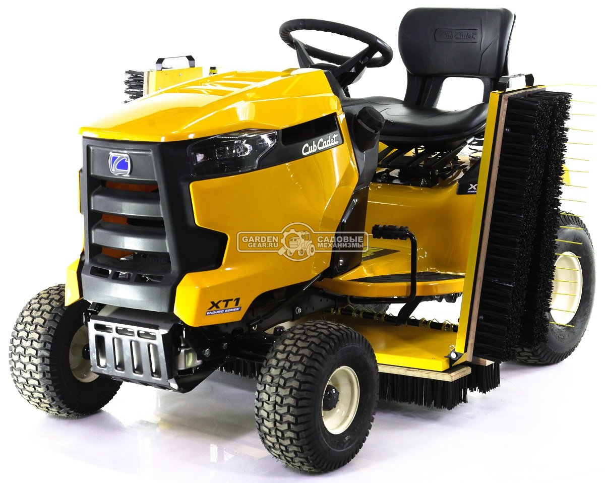 Трактор для футбольного поля Cub Cadet XT1 Sport с щёткой для искусственного газона