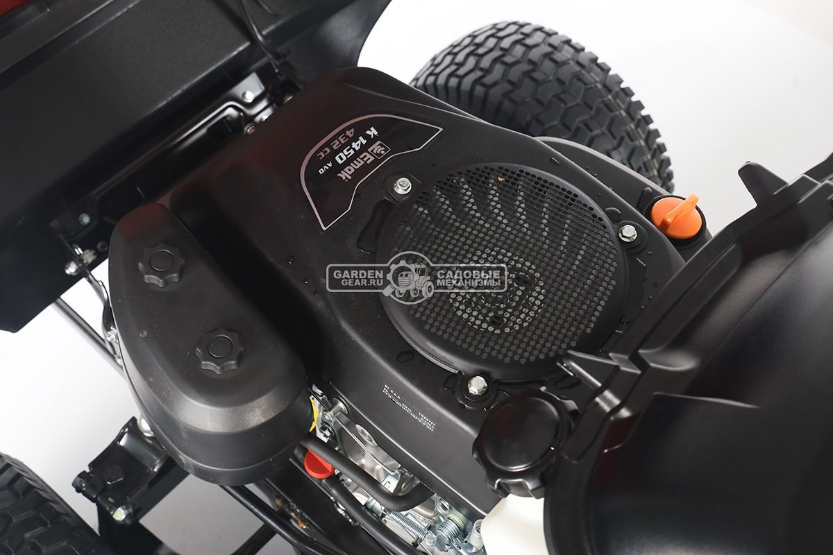 Трактор для футбольного поля Efco EF 84/14,5 K TOSS Sport с щёткой для ухода за искусственным газоном (дека 84 см и травосборник в комплекте)