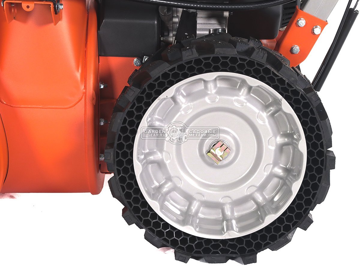 Снегоуборщик Daewoo DAST 9070 (PRC, 67 см., Daewoo, 298 куб.см., эл/стартер 220В, фара, скорости 5/2, колеса EX-ICE, подогрев рукояток, 112 кг.)