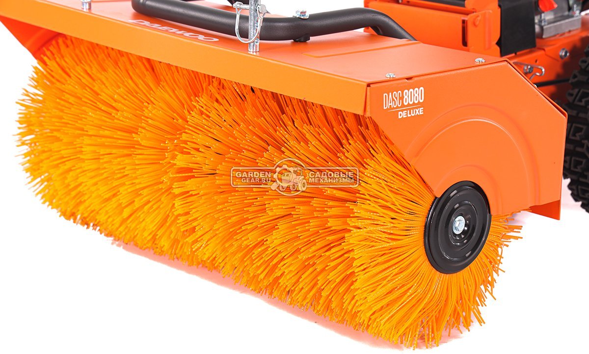 Подметальная машина Daewoo DASC 8080 (PRC, Daewoo 220 куб.см., запуск от аккумулятора 21В, фара, скорости 5/2, шир. 80 см., диам.35 см., 77,5 кг.)