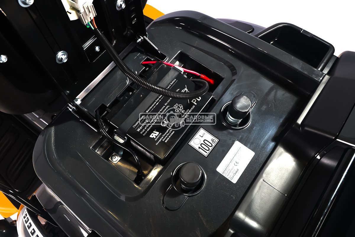 Садовый трактор Cub Cadet LT3 R102 (PRC, Cub Cadet V-Twin, 679 куб.см., гидростатика, травосборник 245 л, ширина кошения 102 см, 211 кг)