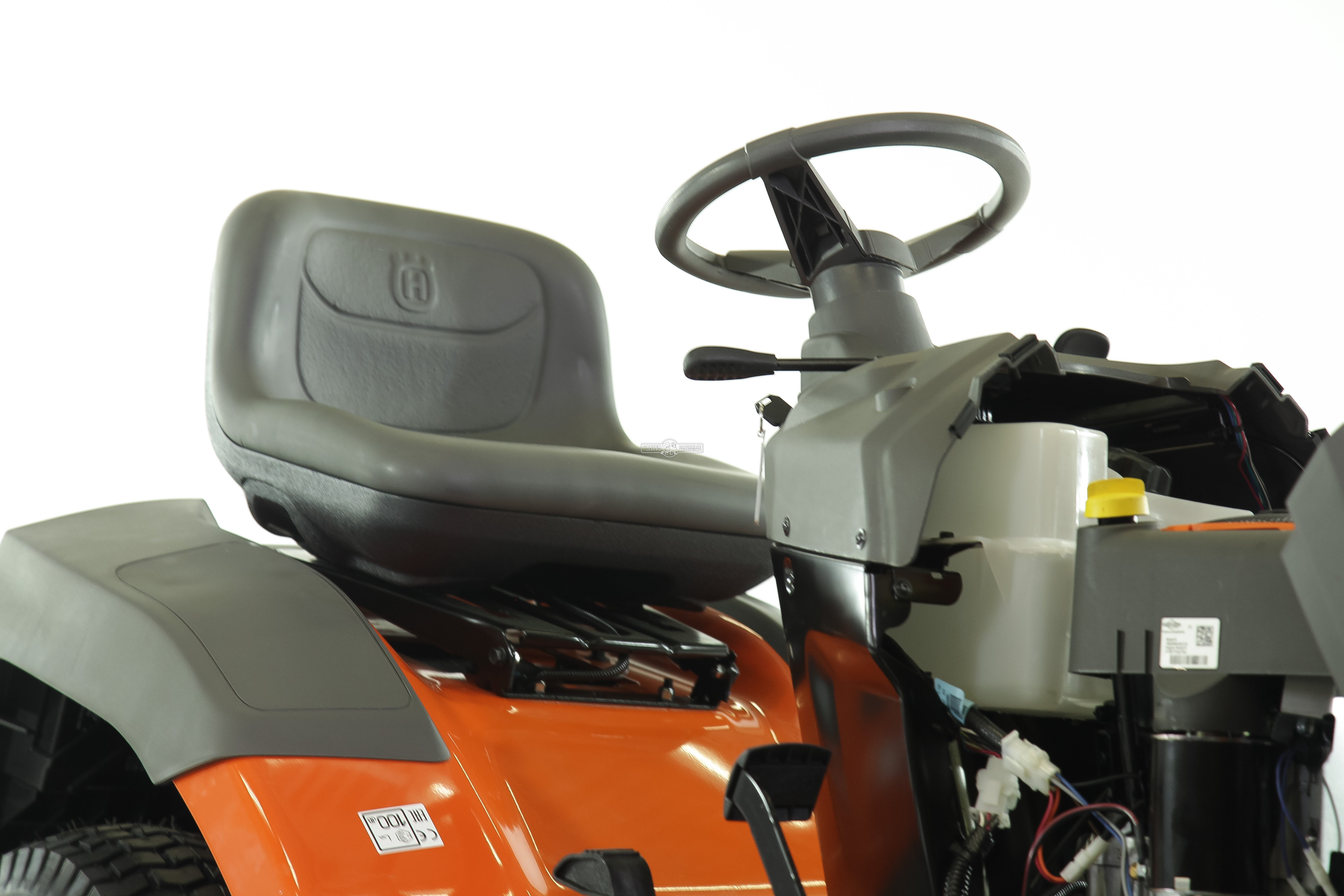 Садовый трактор Husqvarna TC 138 (USA, B&S Husqvarna Intek 4155 AVS, 508 куб.см., гидростатика, травосборник 220 л., ширина кошения 97 см., 211 кг.)