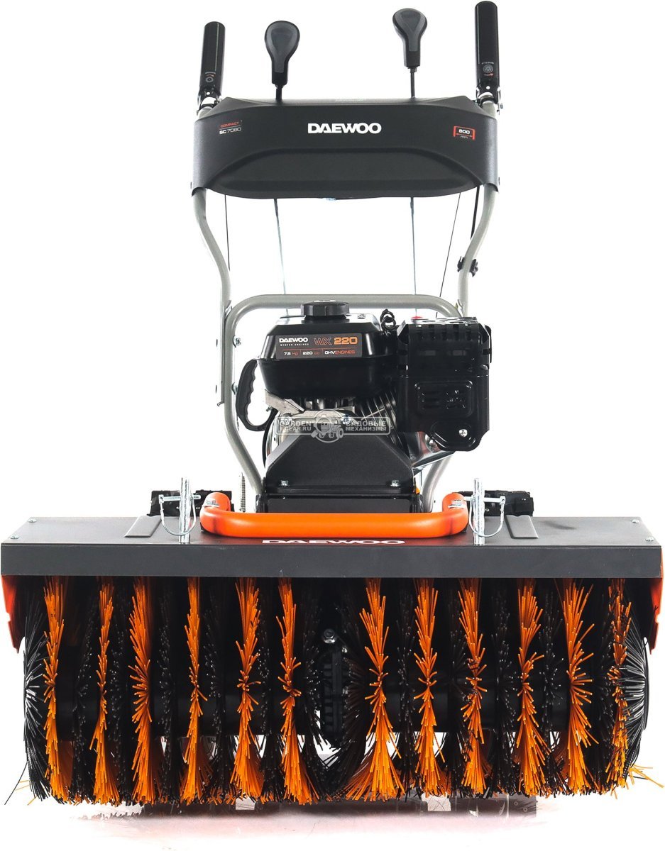 Комбимашина Daewoo SC 7080 с щеткой 80 см. и снегоуборщиком 56 см. (PRC, Daewoo, 220 куб.см., скорости 6/2, 83 кг.)