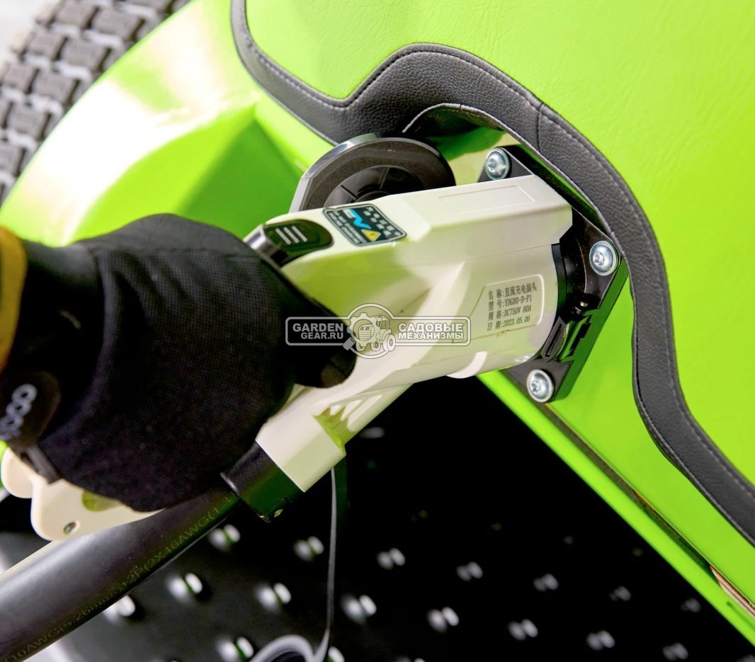 Садовый минирайдер GreenWorks ZTCS92 Stand-On аккумуляторный с нулевым радиусом разворота (PRC, 92 см, 82В, 105 Ач / 8 кВтч, 430 кг)