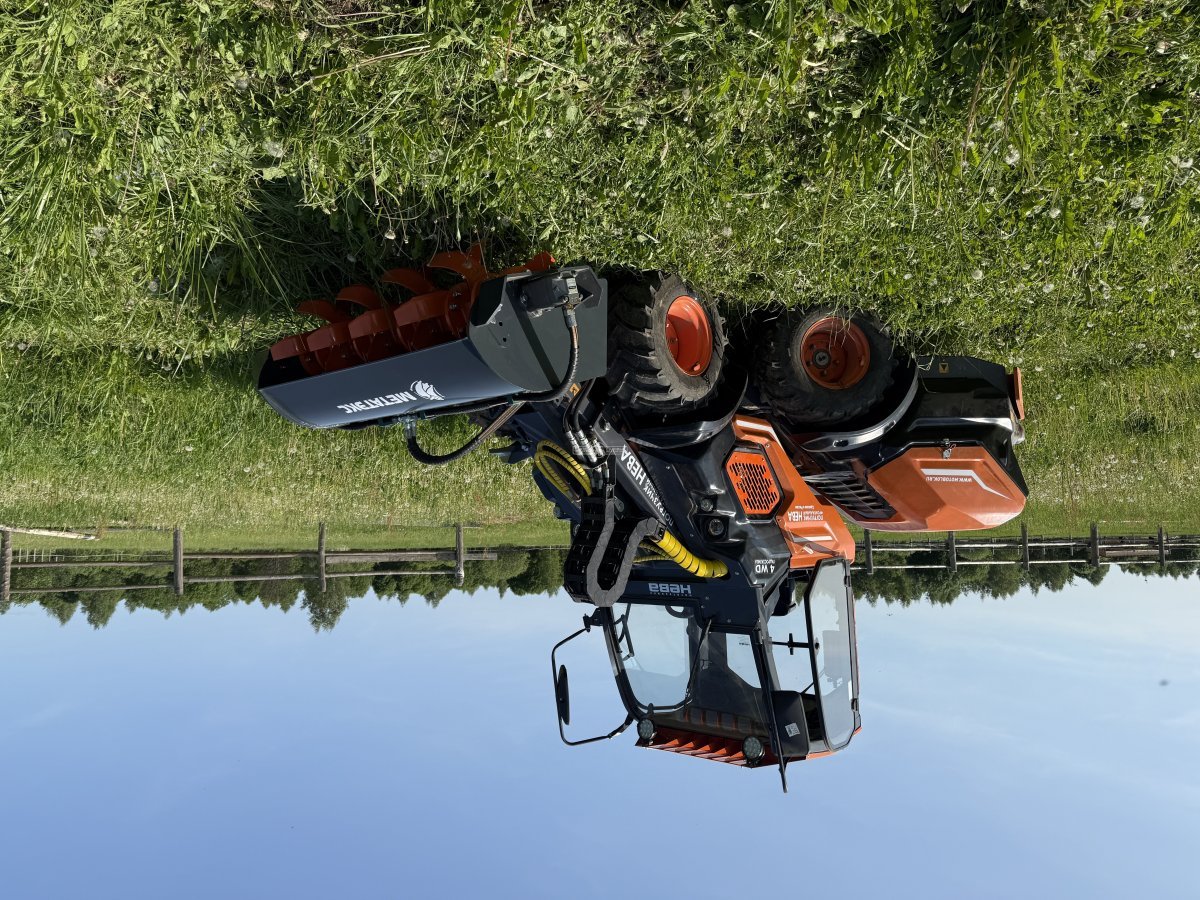 Фронтальный погрузчик Нева с кабиной (RUS, ММЗ-3LDT, 42 л.с., 60 л/мин, грузоподъемность 1200 кг, 2100 кг)