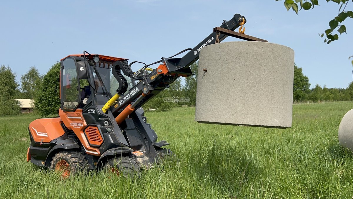 Фронтальный погрузчик Нева с кабиной (RUS, ММЗ-3LDT, 42 л.с., 60 л/мин, грузоподъемность 1200 кг, 2100 кг)