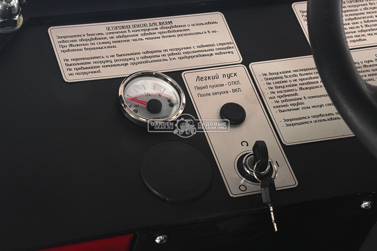 Мини-погрузчик шарнирно сочленённый RED RBF-03 Zongshen GB750EFI 30 л.с., грузоподъемность до 700 кг., ковш 150 л., 1270 кг.