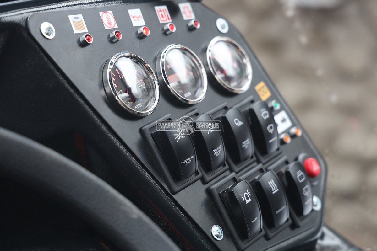 Фронтальный погрузчик Нева с кабиной (RUS, ММЗ-3LDT, 42 л.с., 60 л/мин, грузоподъемность 1200 кг, 2100 кг)