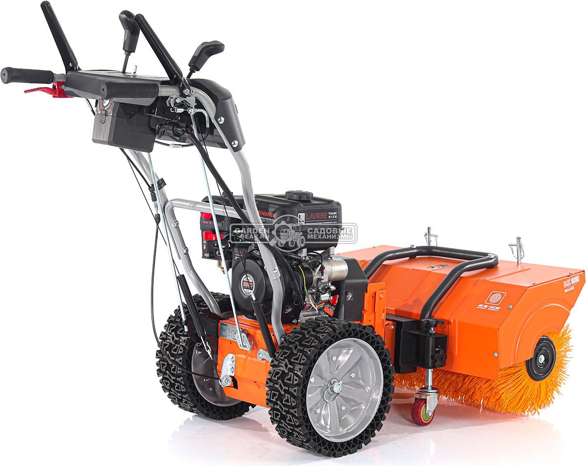 Подметальная машина Daewoo DASC 8080 (PRC, Daewoo 220 куб.см., запуск от аккумулятора 21В, фара, скорости 5/2, шир. 80 см., диам.35 см., 77,5 кг.)