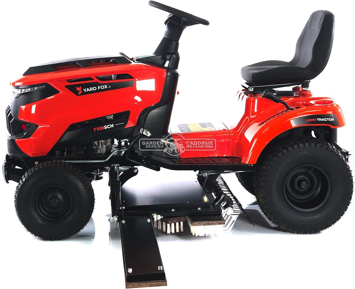 Трактор для футбольного поля Yard Fox 108 TOSS Sport с щёткой для ухода за искусственным газоном