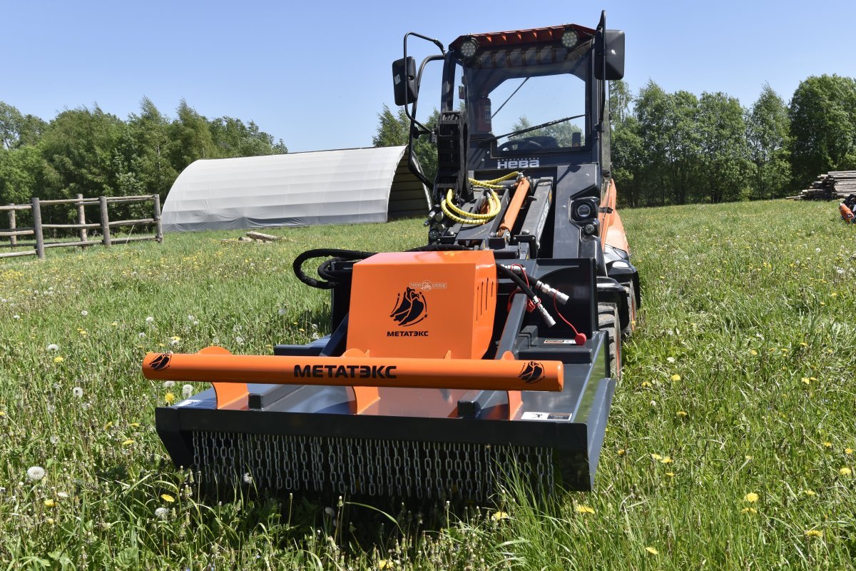 Фронтальный погрузчик Нева с кабиной (RUS, ММЗ-3LDT, 42 л.с., 60 л/мин, грузоподъемность 1200 кг, 2100 кг)