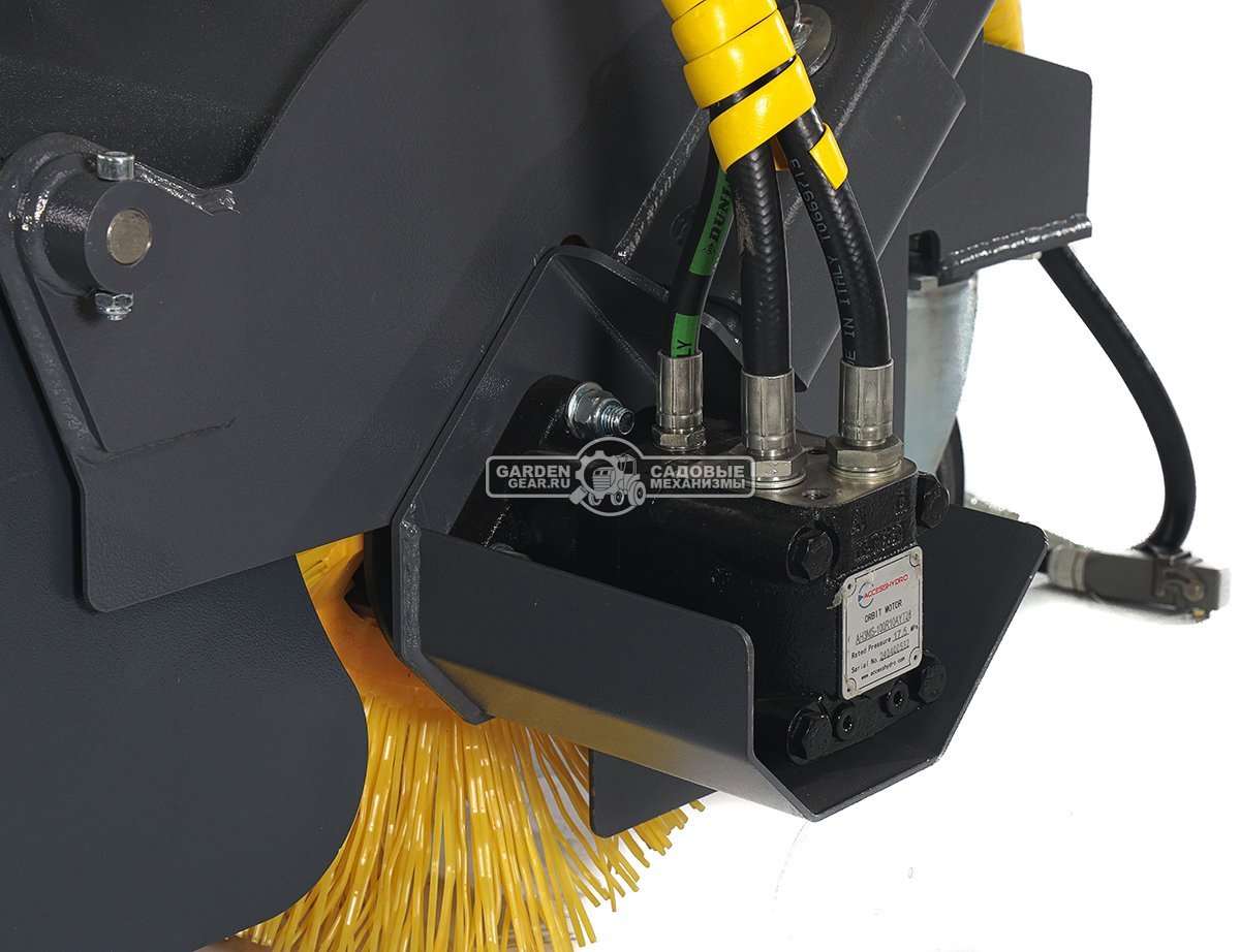 Щетка бункерная Baumech с системой орошения ширина 110 см., объем бункера 100 л., выгрузка гидравлическая, диаметр 400 мм., 180 кг.