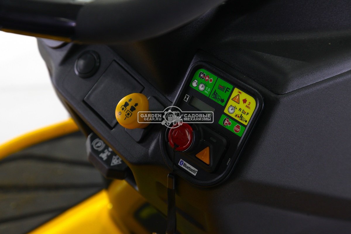 Садовый трактор Cub Cadet XT2 PR106iE (USA, Cub Cadet 679 EFI, V-Twin, 679 куб.см., гидростатика, травосборник 320 л., ширина кошения 106 см., 253 кг)