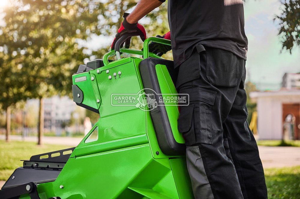 Садовый минирайдер GreenWorks ZTCS92 Stand-On аккумуляторный с нулевым радиусом разворота (PRC, 92 см, 82В, 105 Ач / 8 кВтч, 430 кг)