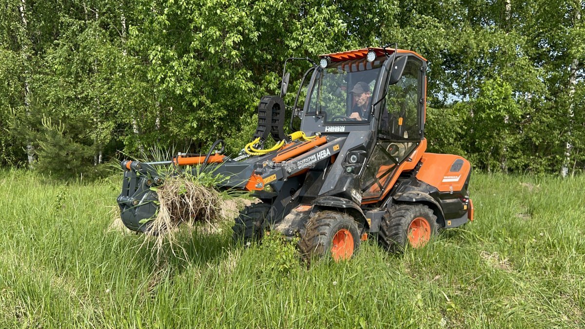 Фронтальный погрузчик Нева с кабиной (RUS, ММЗ-3LDT, 42 л.с., 60 л/мин, грузоподъемность 1200 кг, 2100 кг)