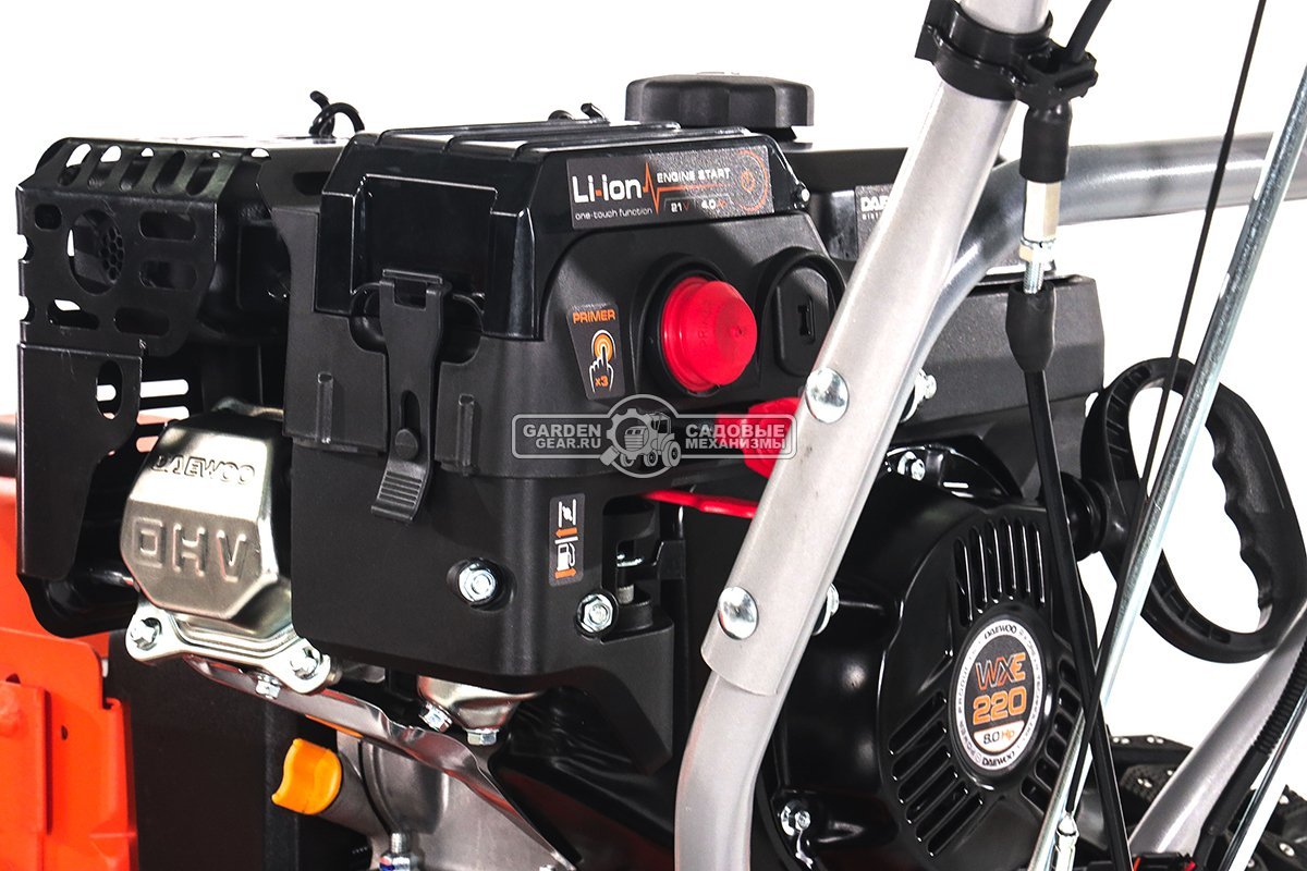 Комбимашина Daewoo SC 8080 с щеткой 80 см. и снегоуборщиком 56 см. (PRC, Daewoo, 221 куб. см., запуск от аккумулятора 21В, скорости 6/2, 87 кг.)