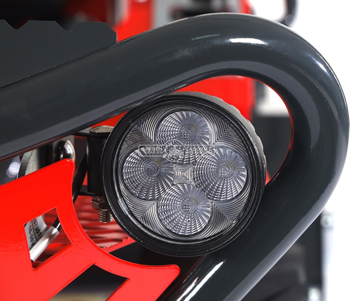 Садовый трактор для высокой травы и работы на склонах SABO GLADIATOR 95 F AWD (GER, B&S Intek 8-44C8, 724 куб.см., 95 см, дифференциал, 388 кг.)