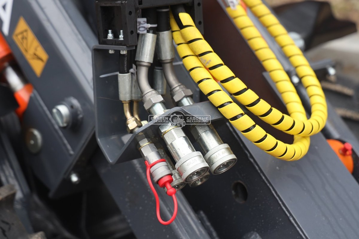 Фронтальный погрузчик Нева с кабиной (RUS, ММЗ-3LDT, 42 л.с., 60 л/мин, грузоподъемность 1200 кг, 2100 кг)