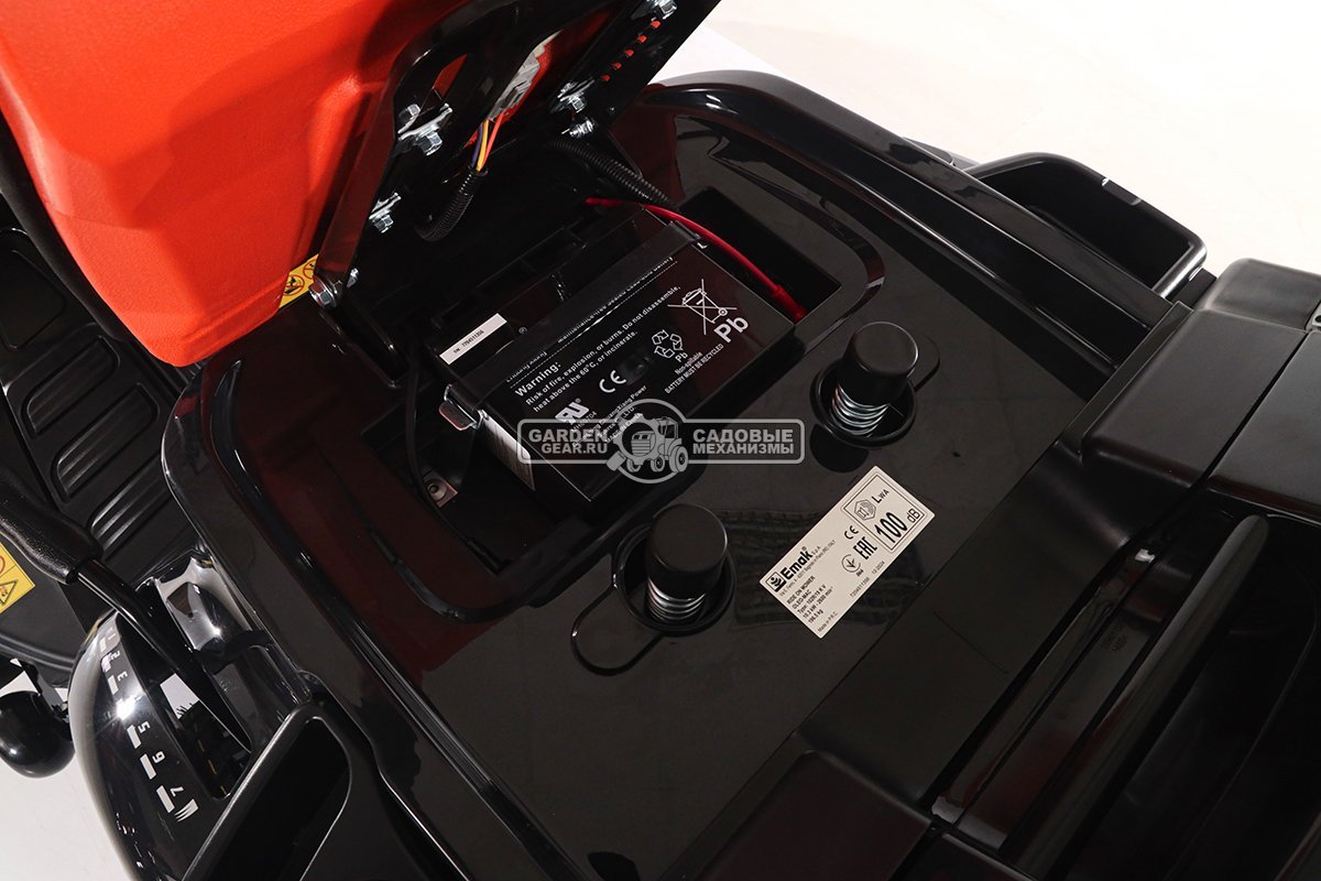 Садовый трактор Oleo-Mac OM 102R/19 KV (PRC, Emak K 1900 V-Twin, 586 см3, 102 см., гидростатика, травосборник 300 л., 198 кг.)