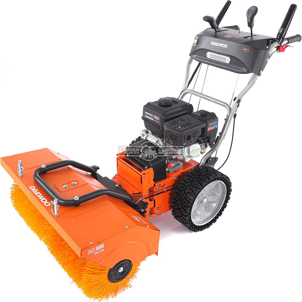 Подметальная машина Daewoo DASC 8080 (PRC, Daewoo 220 куб.см., запуск от аккумулятора 21В, фара, скорости 5/2, шир. 80 см., диам.35 см., 77,5 кг.)