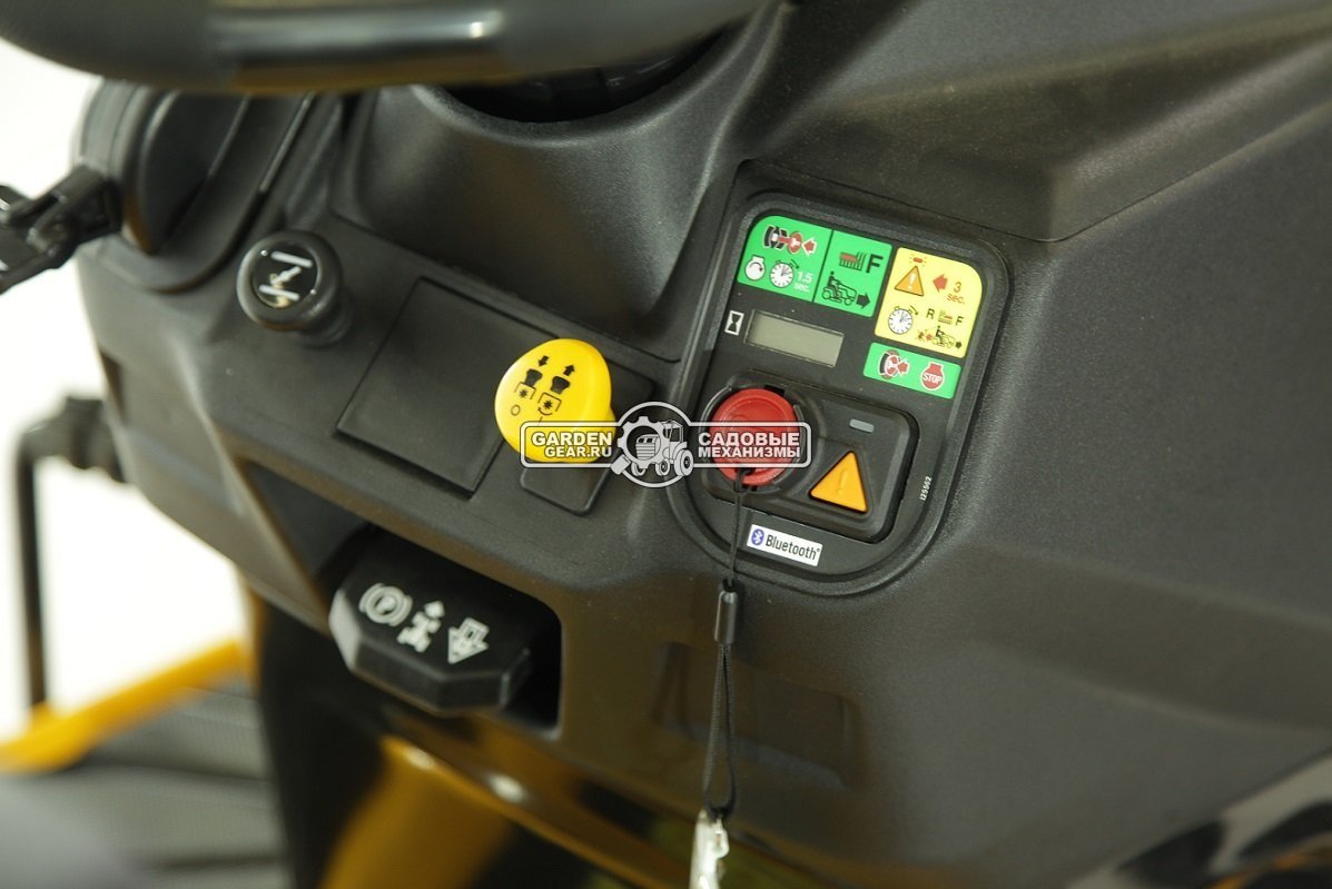 Снегоуборочный трактор Cub Cadet XT3 QR95 с 3X роторным снегоуборщиком и цепями на колеса