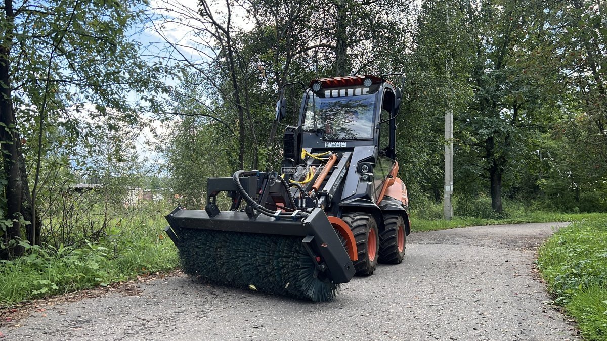 Фронтальный погрузчик Нева с кабиной (RUS, ММЗ-3LDT, 42 л.с., 60 л/мин, грузоподъемность 1200 кг, 2100 кг)