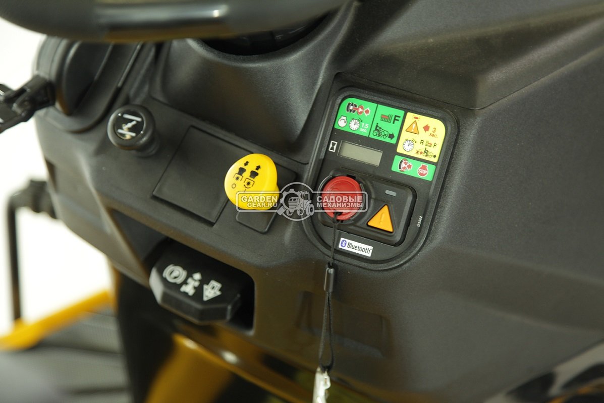 Садовый трактор Cub Cadet XT3 QR95 (USA, Kawasaki, V-Twin, 726 куб.см., гидростатика, травосборник 360 л., ширина кошения 95 см., 247 кг.)