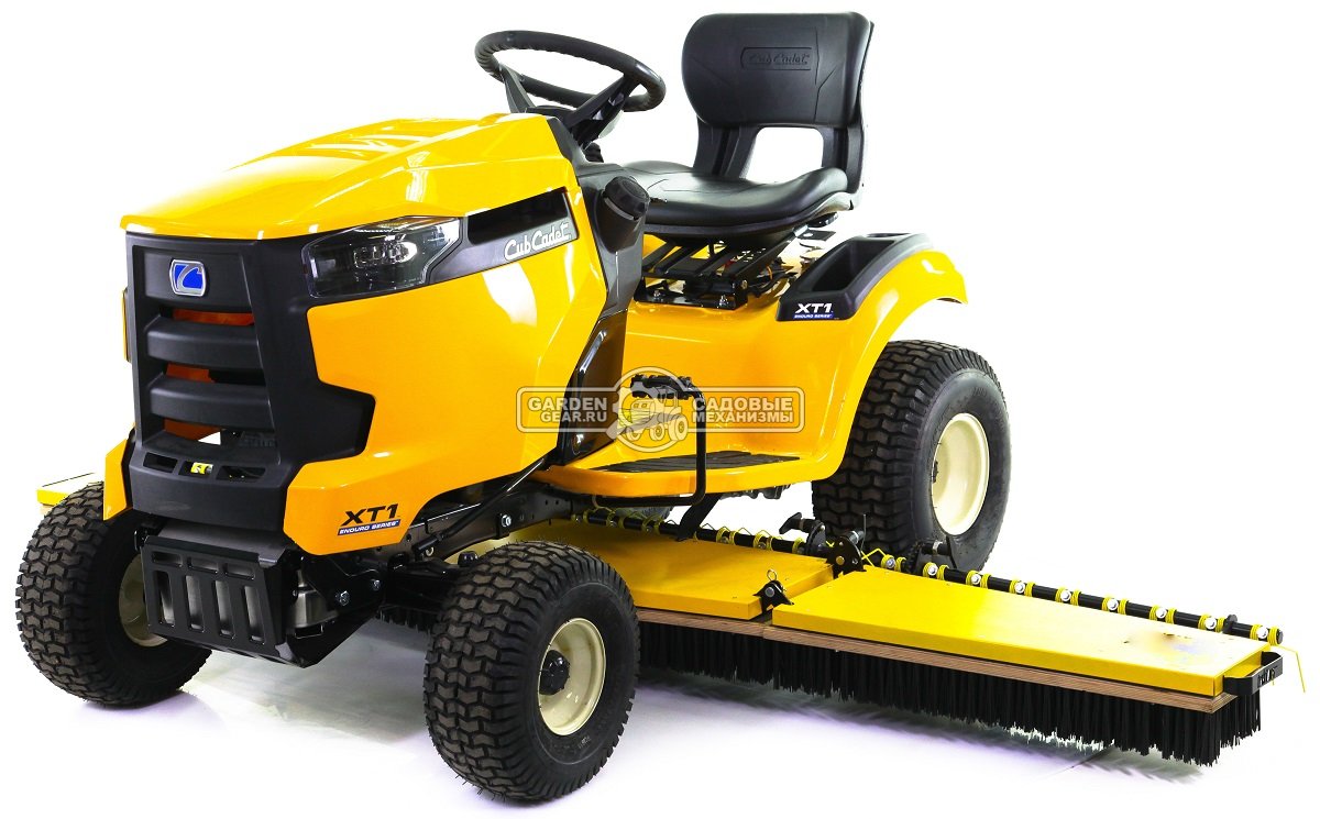 Трактор для футбольного поля Cub Cadet XT1 Sport с щёткой для искусственного газона