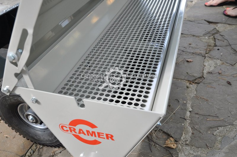 Прицепное сидение Cramer Easy Worker в комплекте с разбрасывателем реагентов (объем — 35 кг)