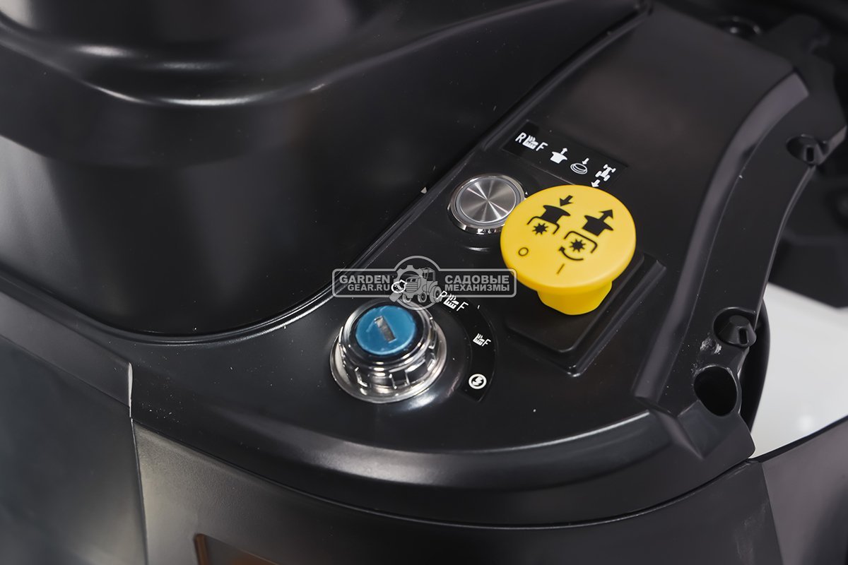Садовый трактор Cub Cadet LT2 R92 (PRC, Cub Cadet, 547 куб.см., гидростатика, травосборник 245 л, ширина кошения 92 см, 198 кг)