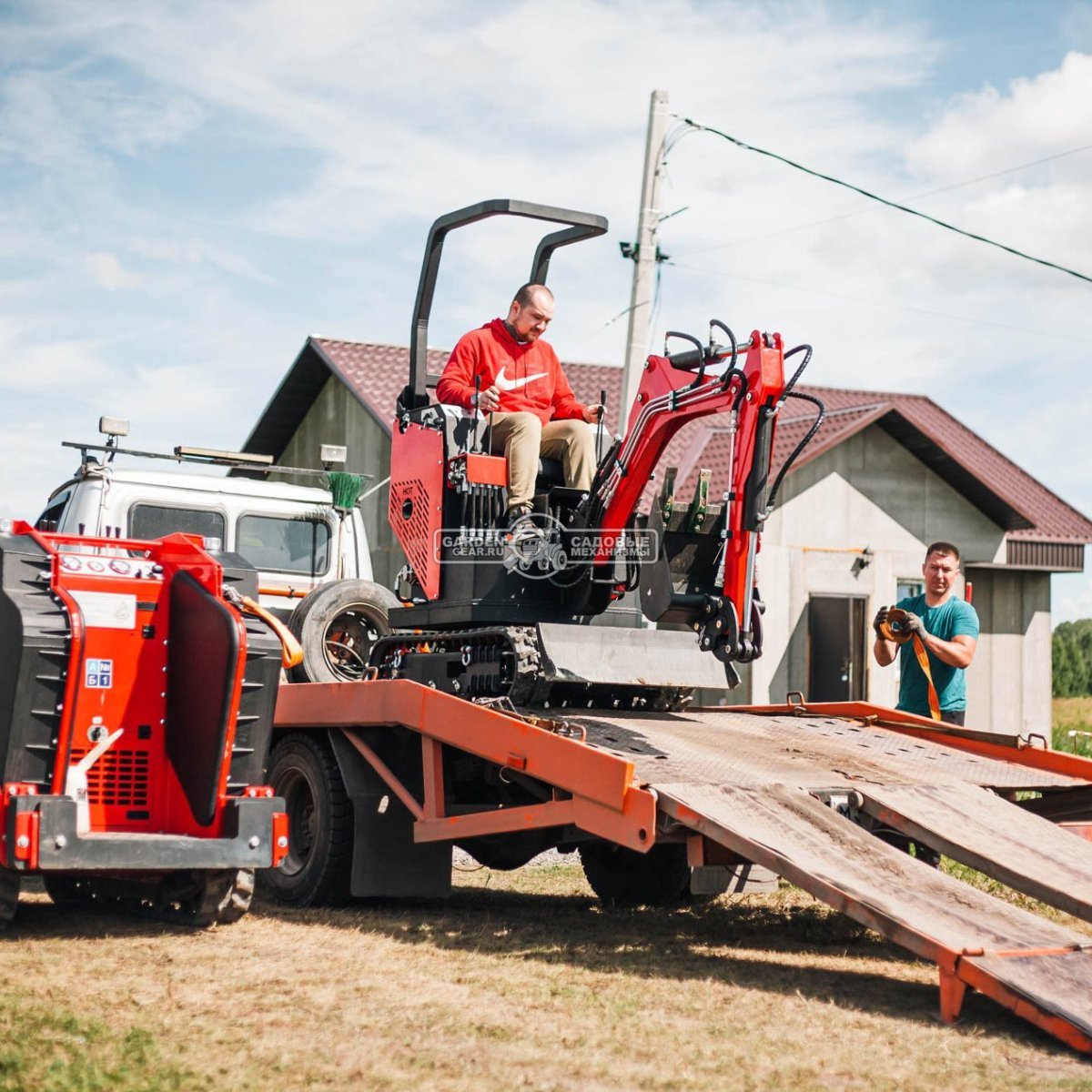 Гусеничный полноповоротный экскаватор RED Rhino RBX-15 Zongshen GB750EFI 30 л.с., глубина копания 2,0 м., ковш 250 мм., 1200 кг.