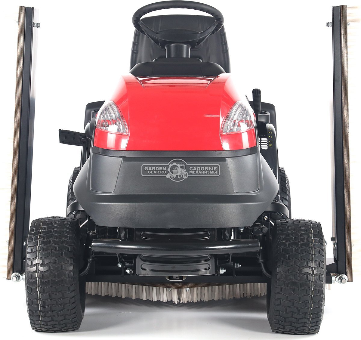 Трактор для футбольного поля Efco EF 84/14,5 K TOSS Sport с щёткой для ухода за искусственным газоном (дека 84 см и травосборник в комплекте)