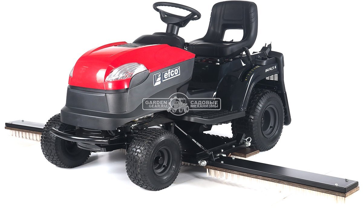 Трактор для футбольного поля Efco EF 84/14,5 K TOSS Sport с щёткой для ухода за искусственным газоном (дека 84 см и травосборник в комплекте)