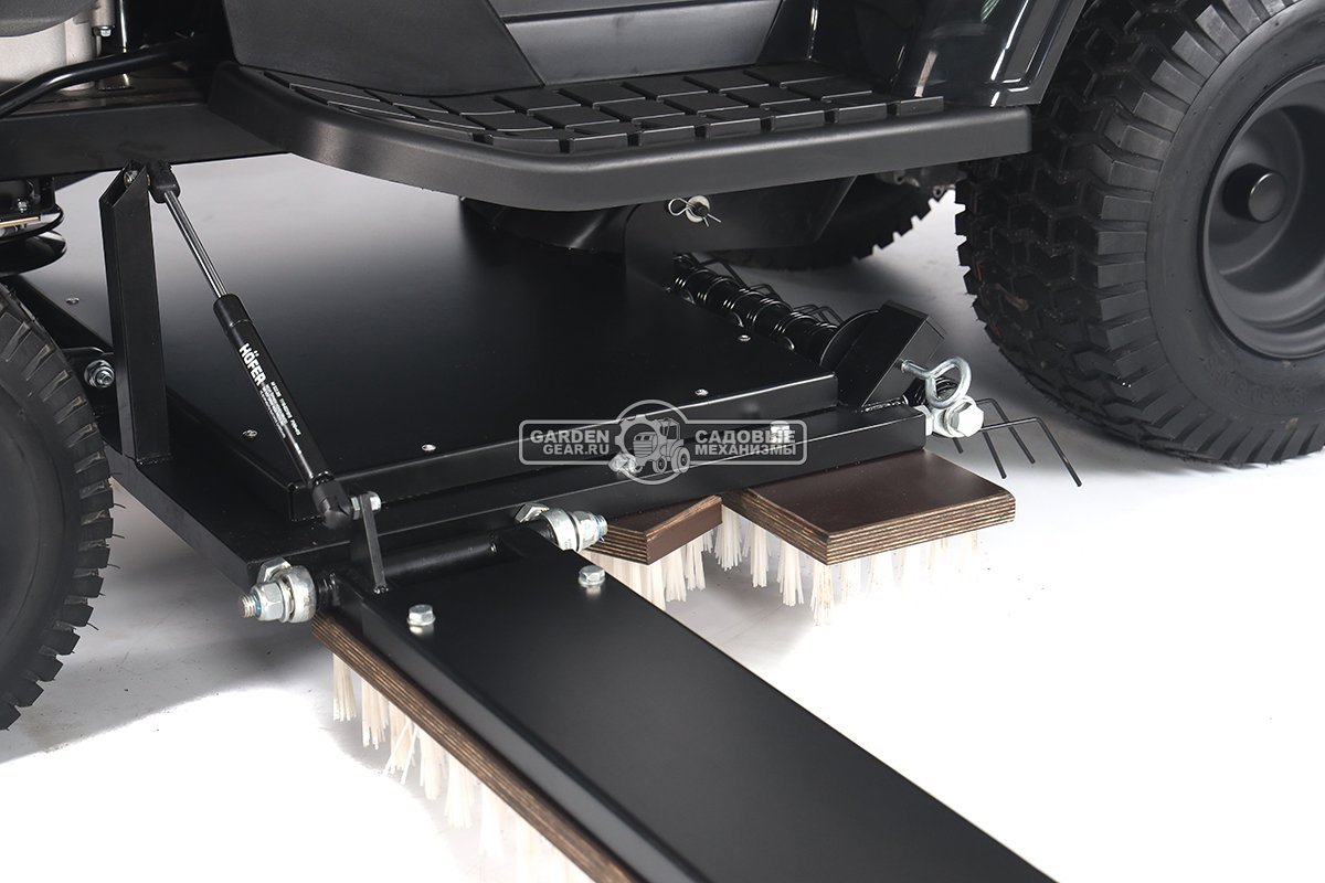 Трактор для футбольного поля Efco EF 84/14,5 K TOSS Sport с щёткой для ухода за искусственным газоном (дека 84 см и травосборник в комплекте)