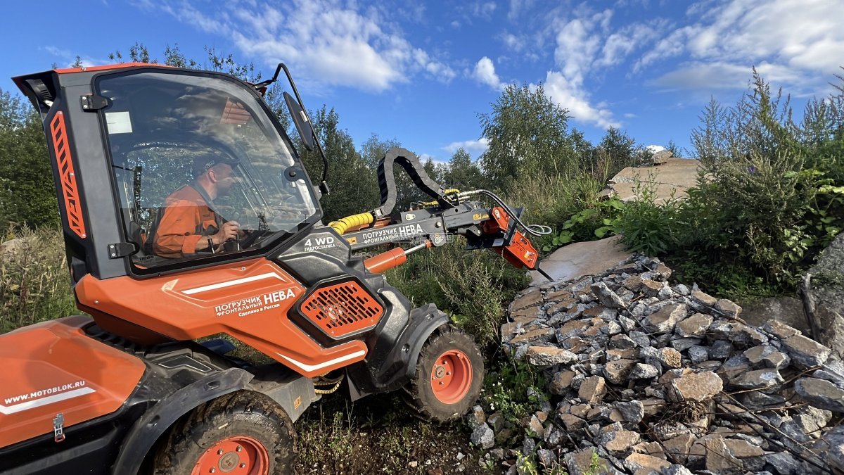 Фронтальный погрузчик Нева с кабиной (RUS, ММЗ-3LDT, 42 л.с., 60 л/мин, грузоподъемность 1200 кг, 2100 кг)