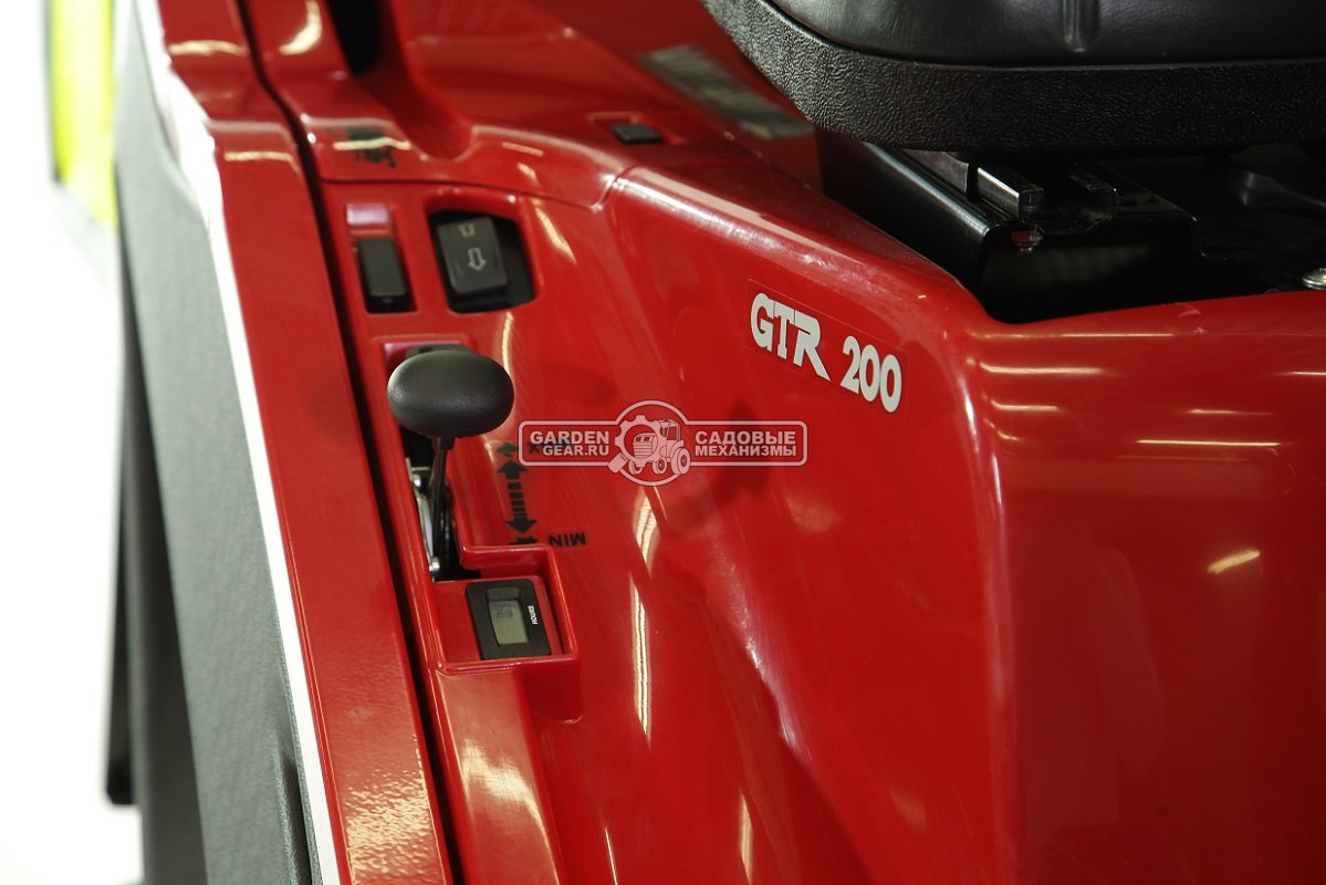 Коммерческий газонокосильный райдер Gianni Ferrari GTR 200 (ITA, B&S Vanguard, 627 куб см., травосборник с эл. управлением 280 л., 112 см., 350 кг.)
