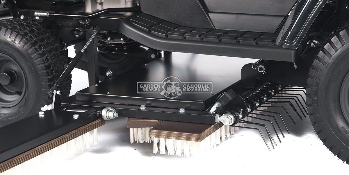 Трактор для футбольного поля Efco EF 84/14,5 K TOSS Sport с щёткой для ухода за искусственным газоном (дека 84 см и травосборник в комплекте)