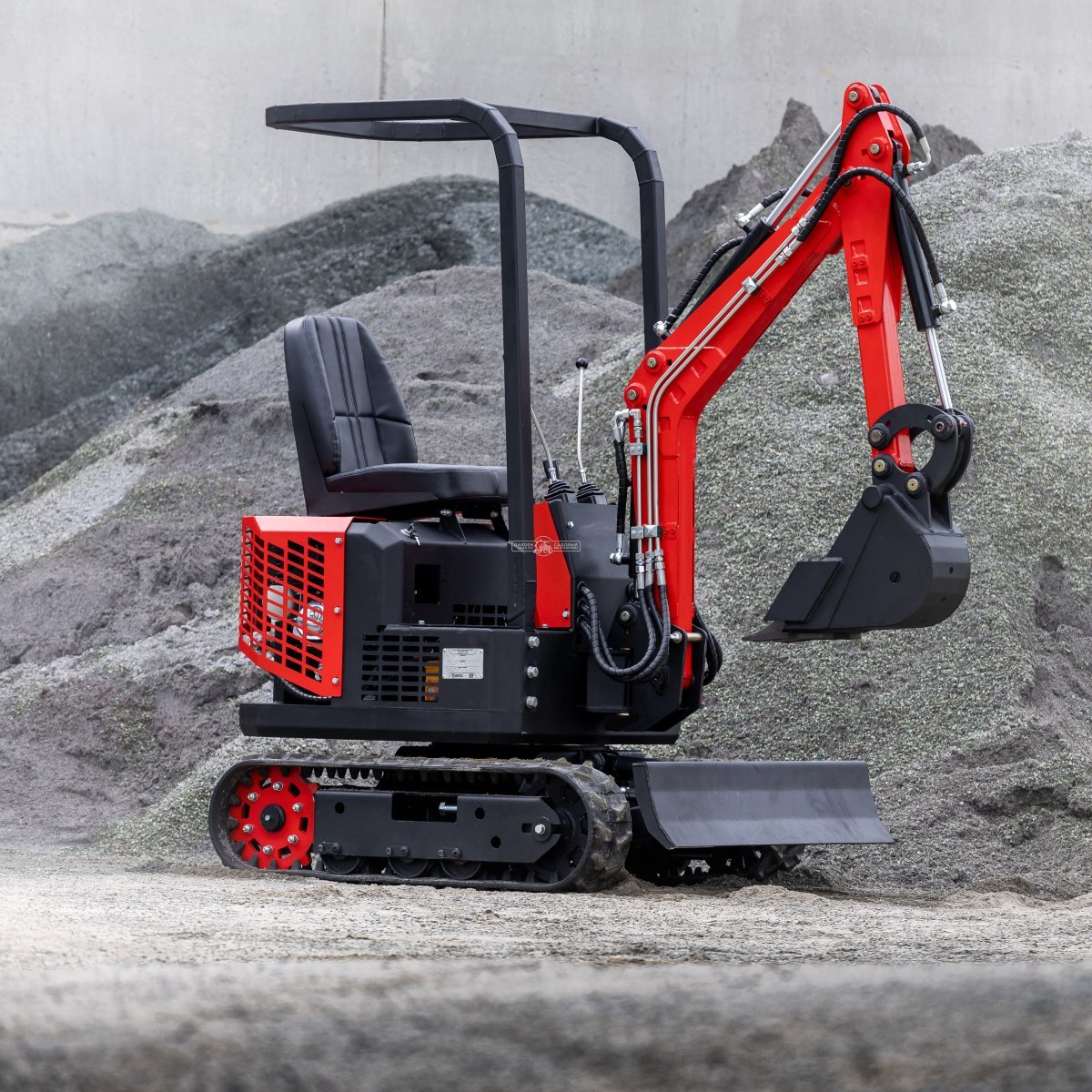 Гусеничный полноповоротный экскаватор RED LC-01 Lifan 15 л.с., глубина копания 1,6 м., 771 кг.