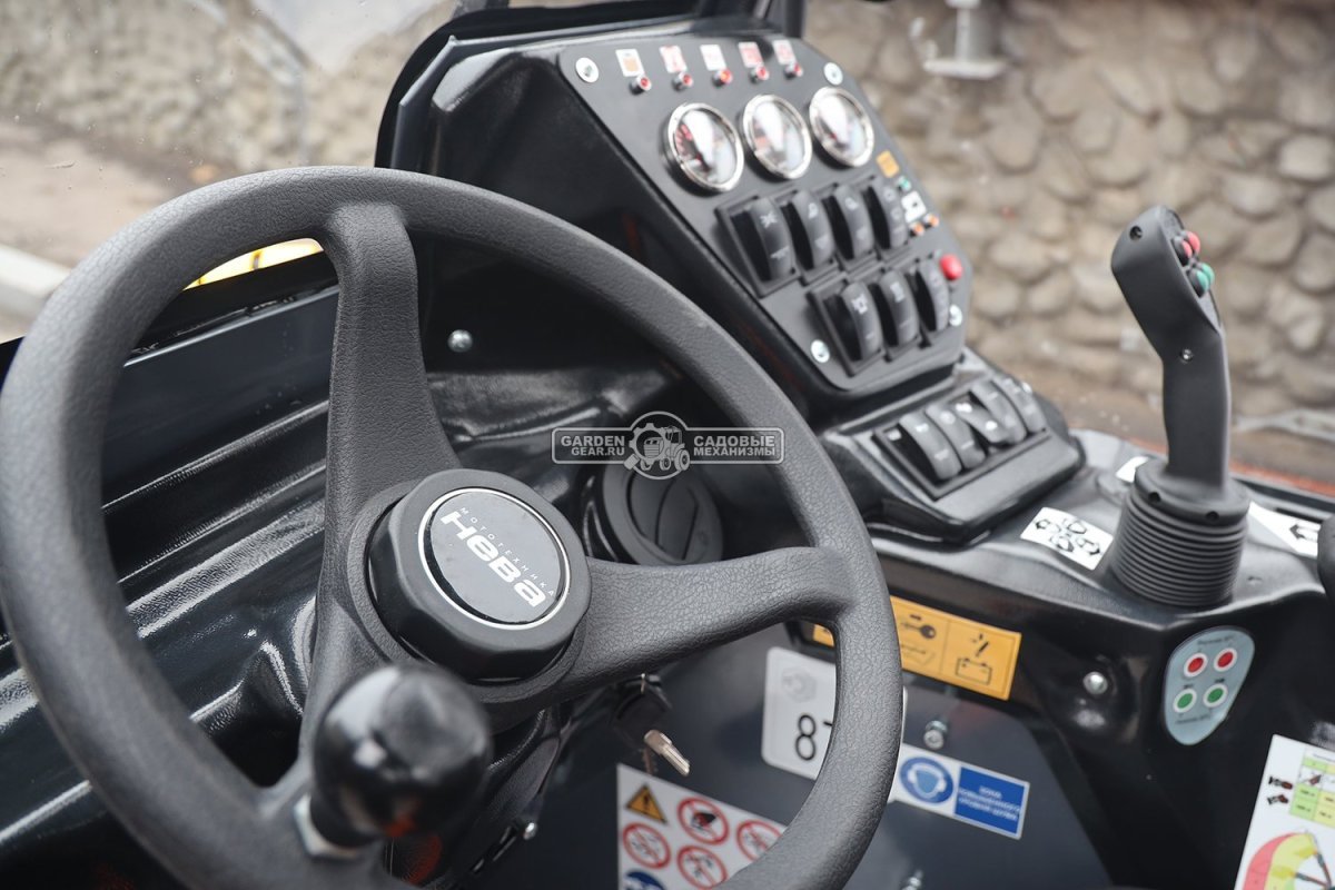 Фронтальный погрузчик Нева с кабиной (RUS, ММЗ-3LDT, 42 л.с., 60 л/мин, грузоподъемность 1200 кг, 2100 кг)